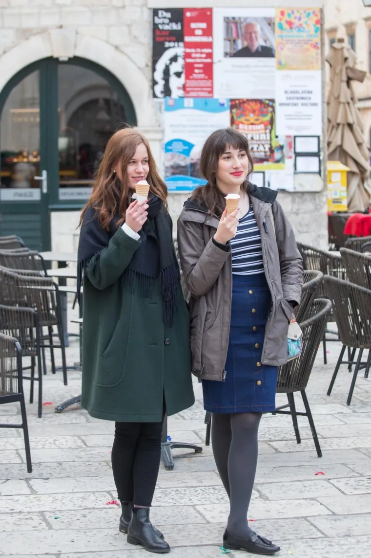 Čizme, &scaron;alovi, kaputi i sunčane naočale: Ovako zimsku modnu priču pričaju Dubrovčanke na Stradunu