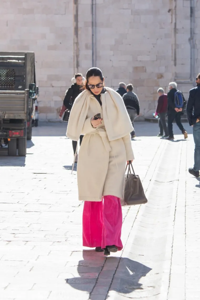 Neke su pritom, poput ove djevojke s fotografije, odlučile isfurati prilično odvažne modne kombinacije i komade u jarkim bojama.