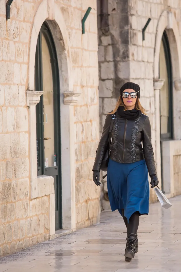 Čizme, &scaron;alovi, kaputi i sunčane naočale: Ovako zimsku modnu priču pričaju Dubrovčanke na Stradunu