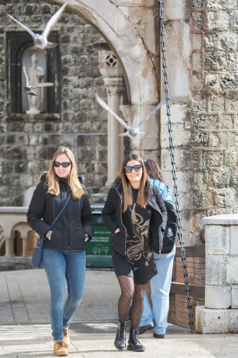 Čizme, &scaron;alovi, kaputi i sunčane naočale: Ovako zimsku modnu priču pričaju Dubrovčanke na Stradunu