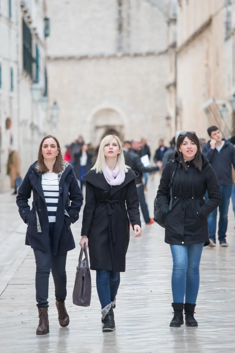 Ali da ne duljimo previ&scaron;e; evo kako zimsku modnu priču pričaju Dubrovčanke - u nekoliko fotografija.