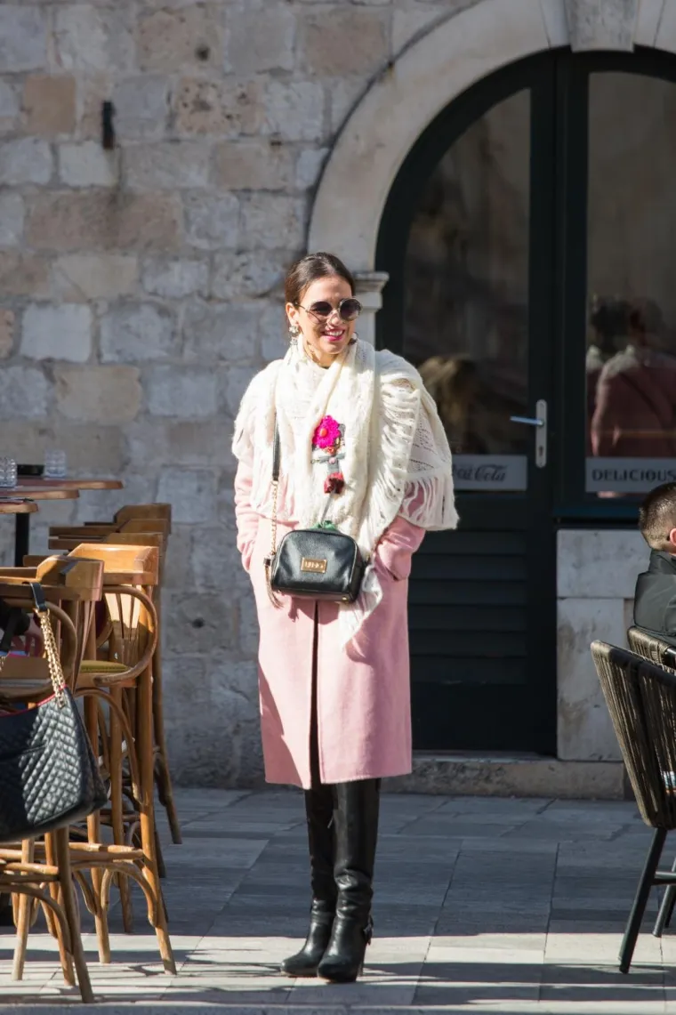 Jučer je Dubrovnik počastilo prekrasno i sunčano vrijeme, pa su djevojke ovako lijep dan i početak vikenda odlučile iskoristiti za &scaron;etnju stradunom.