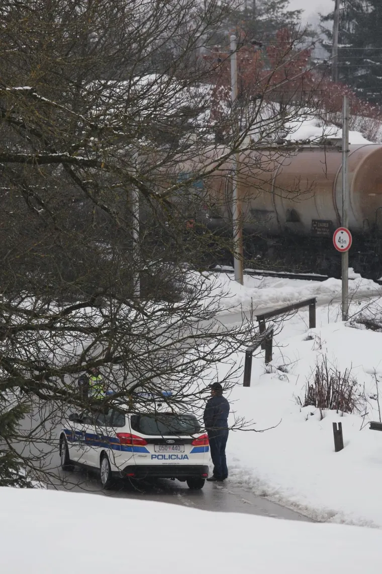 STRAVIČNA NESREĆA KOD DUGE RESE: U naletu vlaka poginuo mlađi bračni par