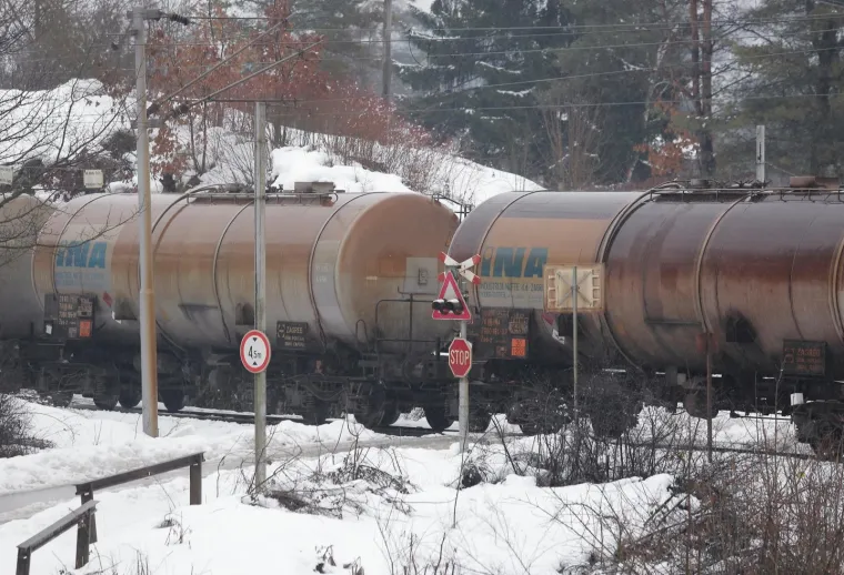 STRAVIČNA NESREĆA KOD DUGE RESE: U naletu vlaka poginuo mlađi bračni par