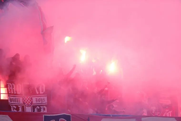 SLIJEDE NOVE KAZNE? Na Maksimiru je ponovno bilo vatreno, a to znači da će se blagajne opet prazniti