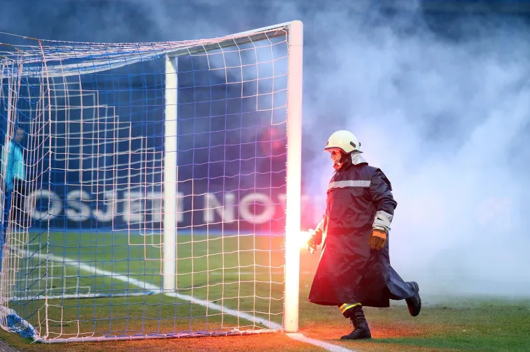 SLIJEDE NOVE KAZNE? Na Maksimiru je ponovno bilo vatreno, a to znači da će se blagajne opet prazniti