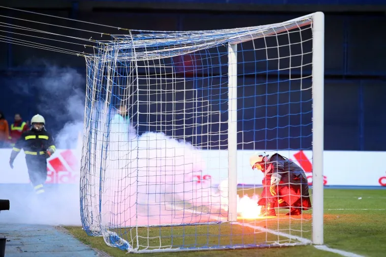 SLIJEDE NOVE KAZNE? Na Maksimiru je ponovno bilo vatreno, a to znači da će se blagajne opet prazniti