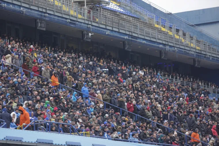 Na Maksimiru je ne&scaron;to vi&scaron;e od 10,000 okupljenih. Glasnu podr&scaron;ku imaju i Dinamo i Hajduk.