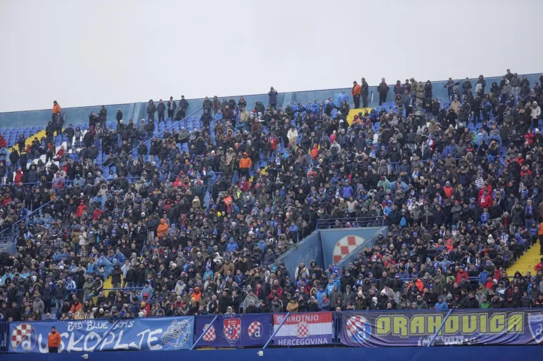 POGLED NA TRIBINU: Ovako se zabavljaju Boysi i Torcida tijekom derbija