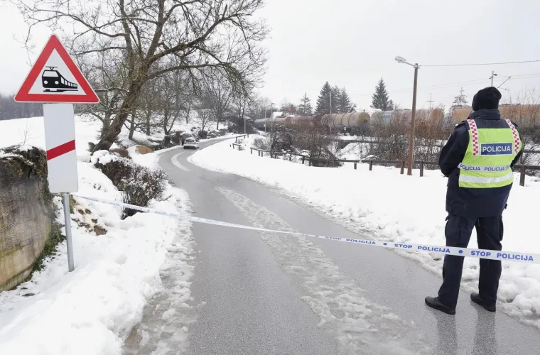 Teretni vlak usmrtio mladi par u automobilu