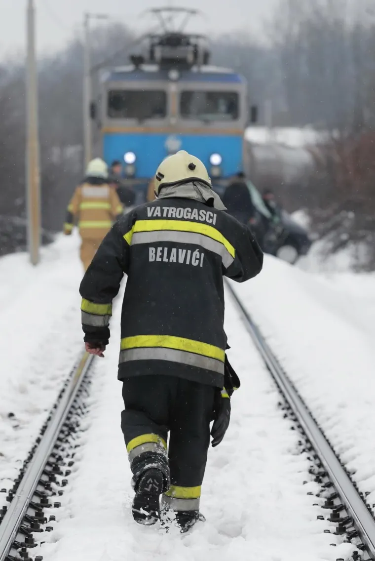 Teretni vlak usmrtio mladi par u automobilu