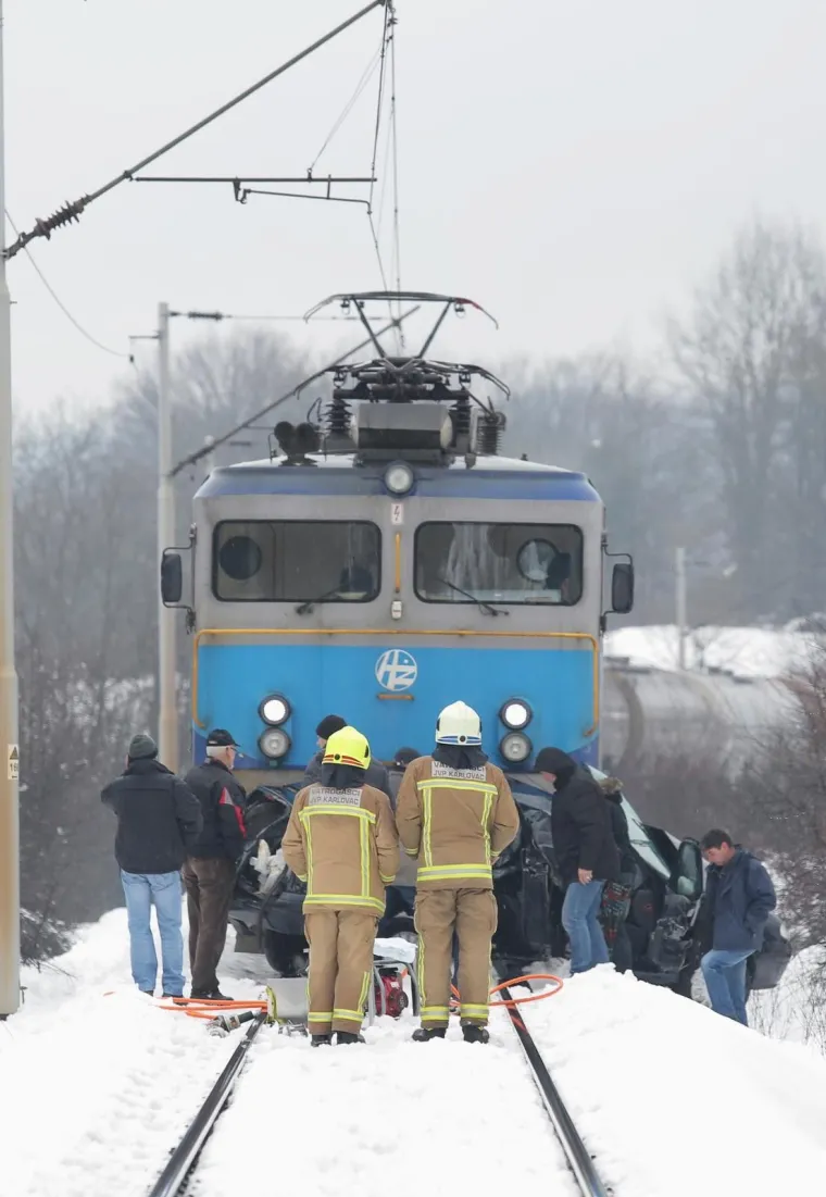 Teretni vlak usmrtio mladi par u automobilu