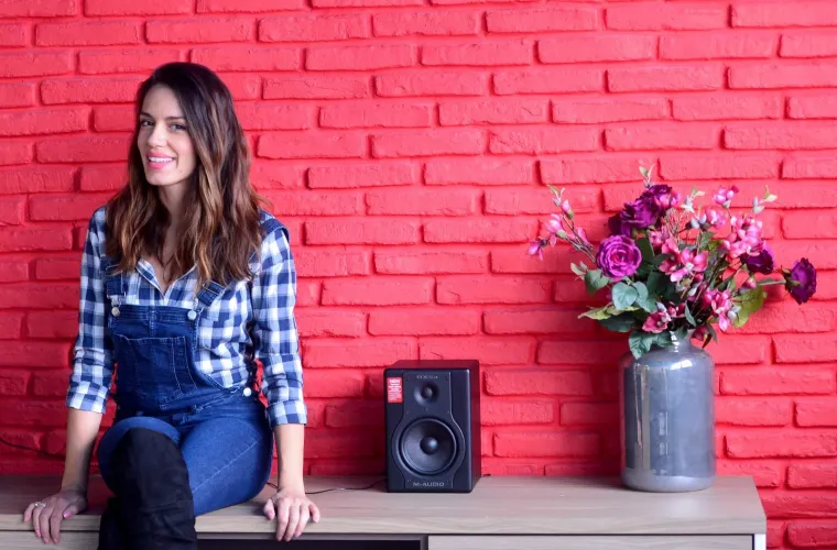 Nives je pozirala na poslu, Narodnom radiju, a iz njezina se osmijeha može i&scaron;čitati da je sretna u braku.