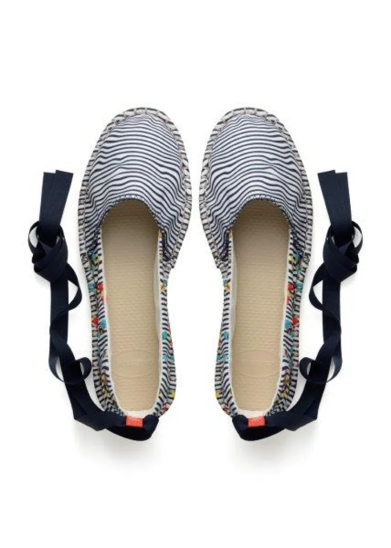 Espadrile su dostupne u šest jednostavnih boja, u uzorku zabavnog prugastog printa ili u svijetlom sjajnom materijalu.