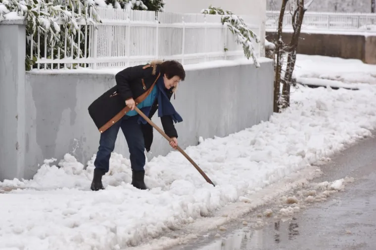 Dalmatinci se primili lopate: u zaleđu &Scaron;ibensko-kninske županije pao snijeg