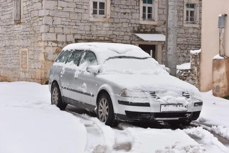 Dalmatinci se primili lopate: u zaleđu &Scaron;ibensko-kninske županije pao snijeg