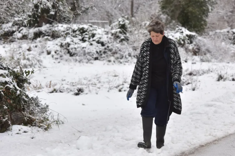 Dalmatinci se primili lopate: u zaleđu &Scaron;ibensko-kninske županije pao snijeg