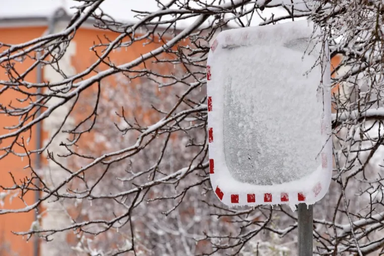 Dalmatinci se primili lopate: u zaleđu &Scaron;ibensko-kninske županije pao snijeg
