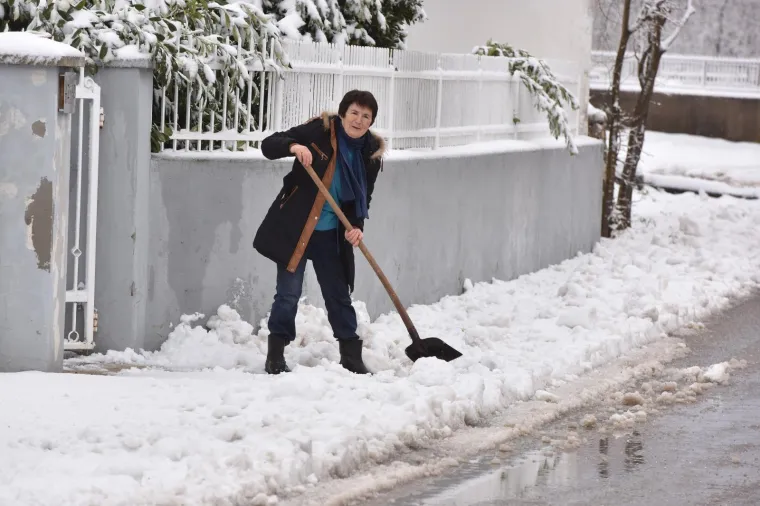 Dalmatinci se primili lopate: u zaleđu &Scaron;ibensko-kninske županije pao snijeg