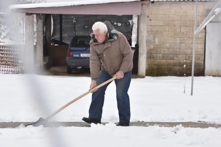 Dalmatinci se primili lopate: u zaleđu &Scaron;ibensko-kninske županije pao snijeg