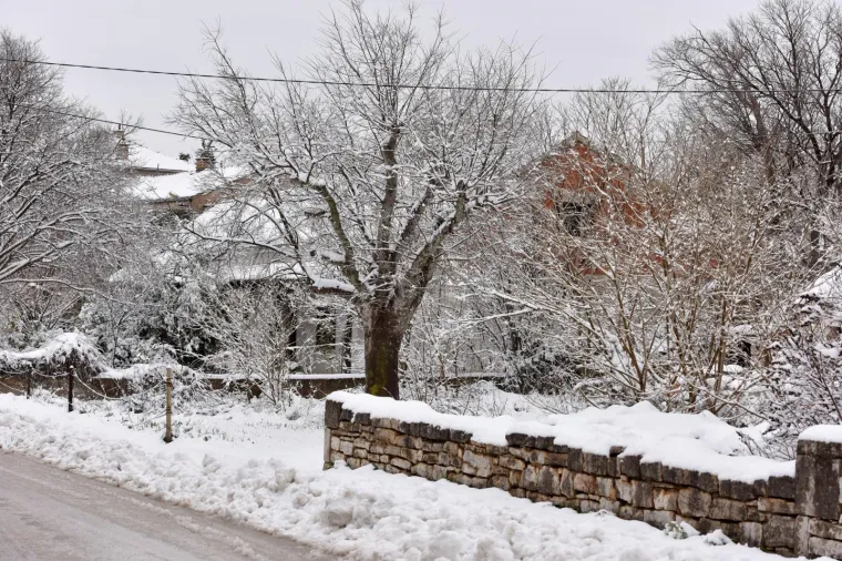 Dalmatinci se primili lopate: u zaleđu &Scaron;ibensko-kninske županije pao snijeg