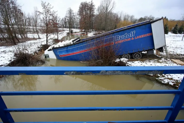 Nesvakida&scaron;nja prometna nesreće dogodila se danas na autocesti A3, između čvorova Kutina i Novska.  Kamion bugarskih registracijskih oznaka sletio je s autoceste u rijeku Pakru. Srećom, u izlijetanju s prometnice u hladnu rijeku nije bilo stradalih. Kamion je prevozio umjetno gnojivo.