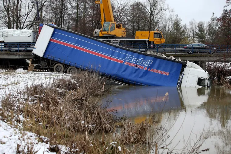 U rijeku Pakru sletio kamion bugarskih registracijskih oznaka