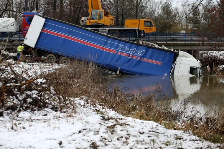 U rijeku Pakru sletio kamion bugarskih registracijskih oznaka
