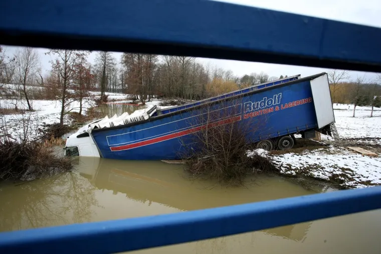U rijeku Pakru sletio kamion bugarskih registracijskih oznaka
