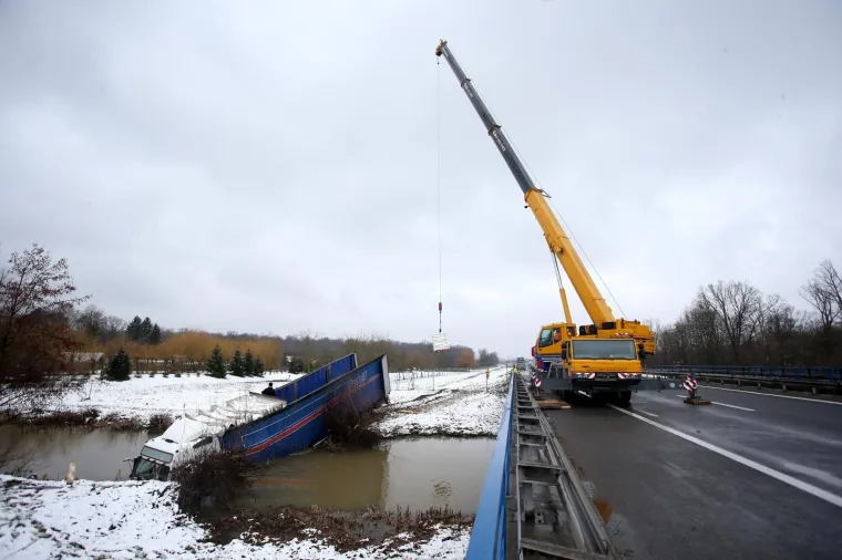 U rijeku Pakru sletio kamion bugarskih registracijskih oznaka