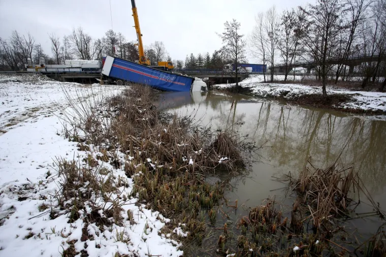 U rijeku Pakru sletio kamion bugarskih registracijskih oznaka