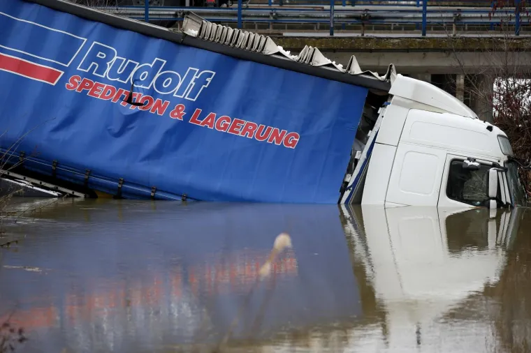 U rijeku Pakru sletio kamion bugarskih registracijskih oznaka