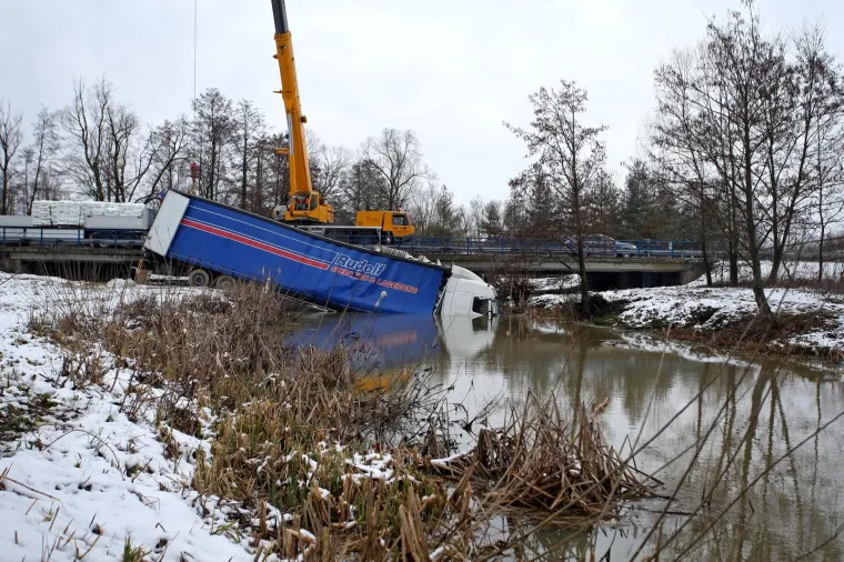 U rijeku Pakru sletio kamion bugarskih registracijskih oznaka