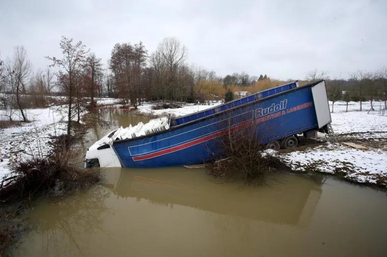 U rijeku Pakru sletio kamion bugarskih registracijskih oznaka
