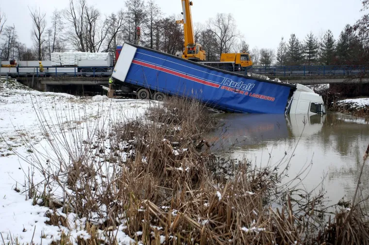 U rijeku Pakru sletio kamion bugarskih registracijskih oznaka