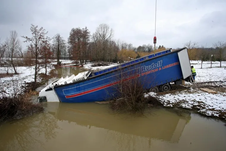 U rijeku Pakru sletio kamion bugarskih registracijskih oznaka