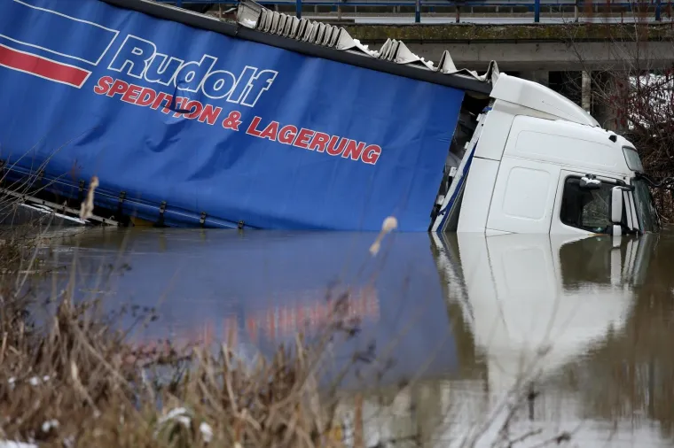 U rijeku Pakru sletio kamion bugarskih registracijskih oznaka