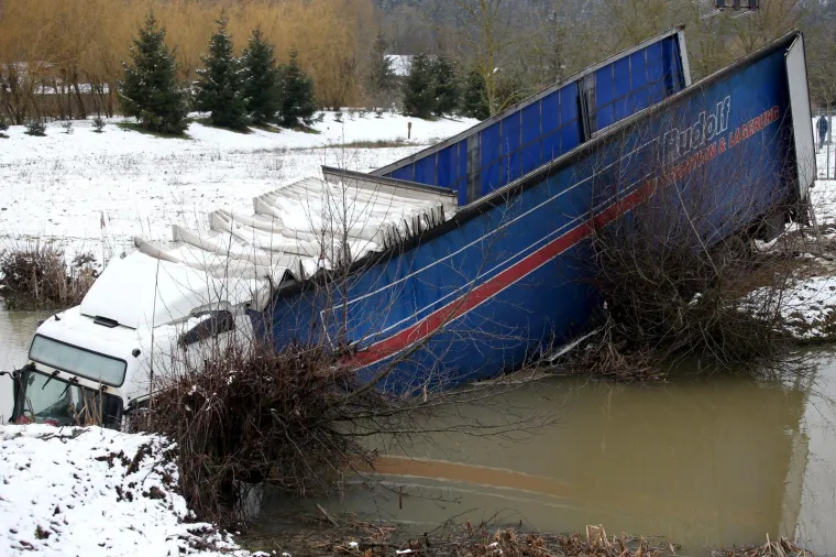 U rijeku Pakru sletio kamion bugarskih registracijskih oznaka
