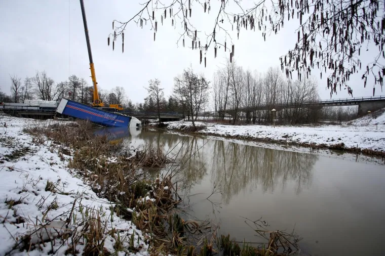 U rijeku Pakru sletio kamion bugarskih registracijskih oznaka