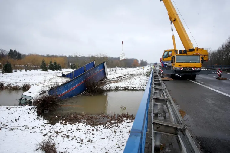 U rijeku Pakru sletio kamion bugarskih registracijskih oznaka