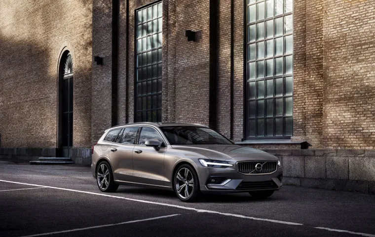 Novi V60 dolazi s dvije opcije plug-in hibridnog pogona: novi T6 Twin Engine AWD plug-in hibridni benzinac stvara kombiniranu snagu od 340 KS i T8 Twin Engine AWD plug-in hibridni benzinac od 390 KS. Standardni benzinski pogoni u ponudi su T5 ili T6. Za vozače koji preferiraju dizelske motore tu su D3 ili D4 pogoni.
