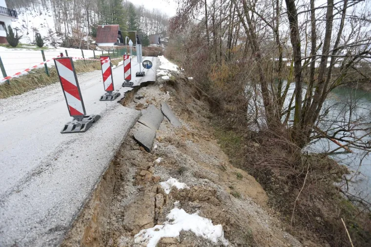 Na cesti Zadobarje-Grdun do&scaron;lo je do odrona ceste uz rijeku Dobru te je time otežano prometovanje na dijelu ceste kod kućnog broja 34. Photo: Kristina Stedul Fabac/PIXSELL