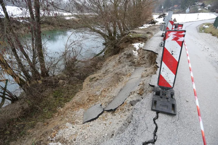ODRON CESTE KOD KARLOVCA: Odvalila se zemlja, građane se poziva na oprez