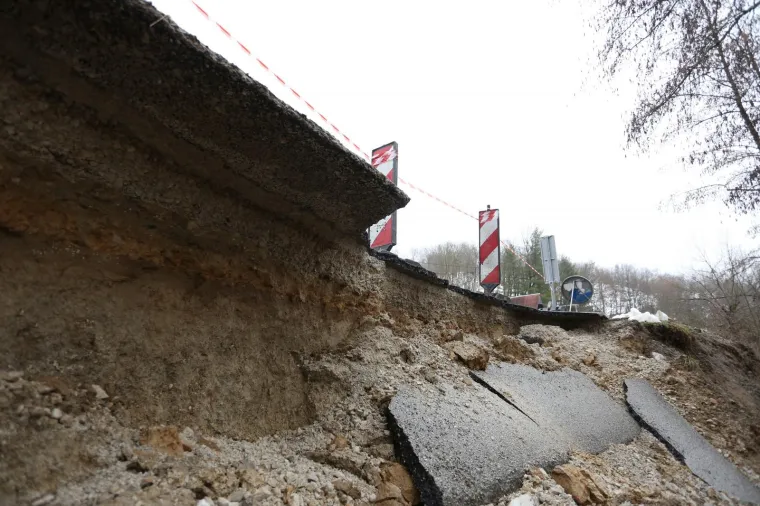 ODRON CESTE KOD KARLOVCA: Odvalila se zemlja, građane se poziva na oprez