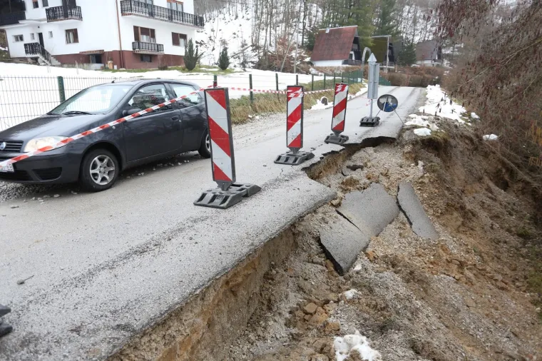 ODRON CESTE KOD KARLOVCA: Odvalila se zemlja, građane se poziva na oprez