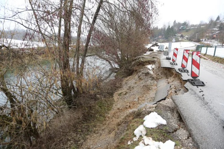 ODRON CESTE KOD KARLOVCA: Odvalila se zemlja, građane se poziva na oprez