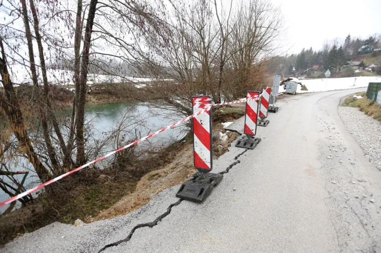 ODRON CESTE KOD KARLOVCA: Odvalila se zemlja, građane se poziva na oprez