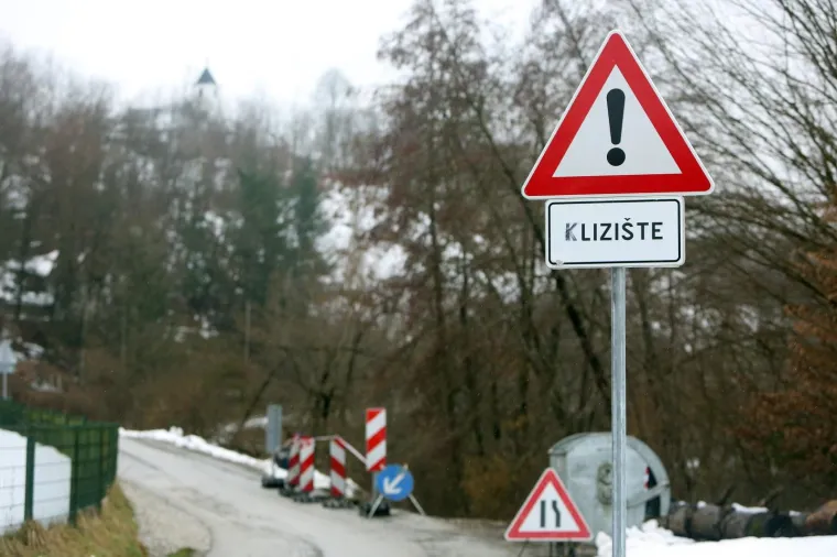 ODRON CESTE KOD KARLOVCA: Odvalila se zemlja, građane se poziva na oprez