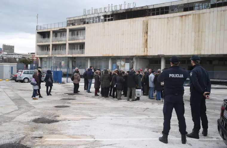 Radnici Dalmacijavina pred pogonom u trajektnoj luci prosvjedovali