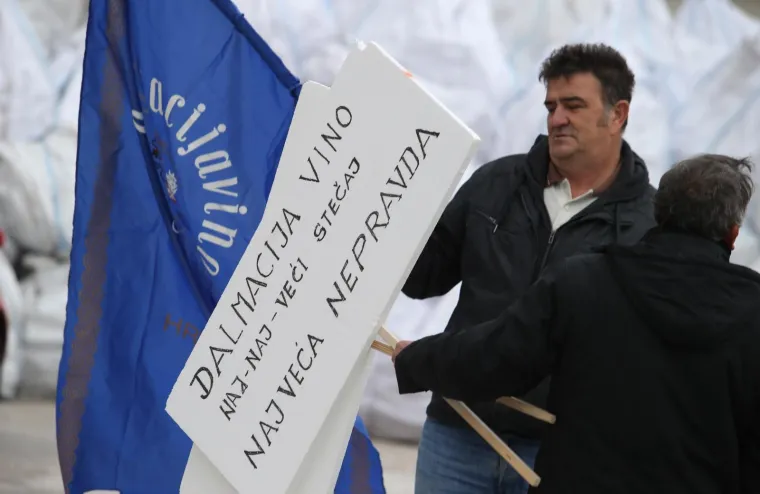 Radnici Dalmacijavina pred pogonom u trajektnoj luci prosvjedovali